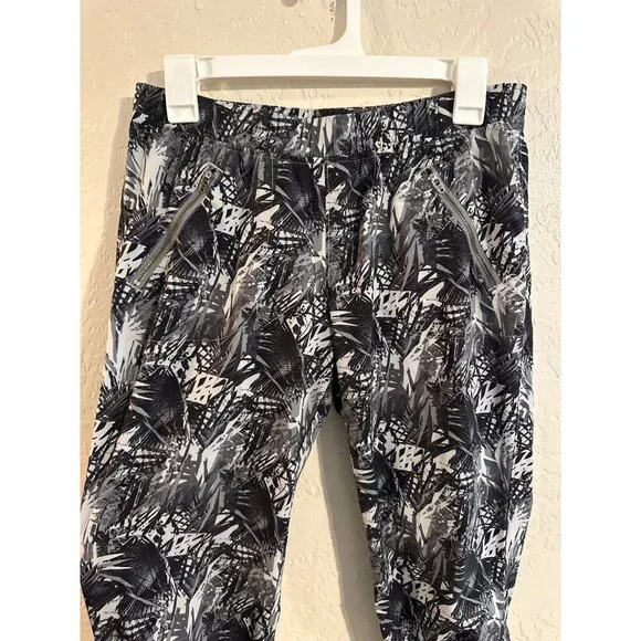Y Athleta Ruched Hem Black & White Tropical Print Athletic Leggings - Picture 7 of 12